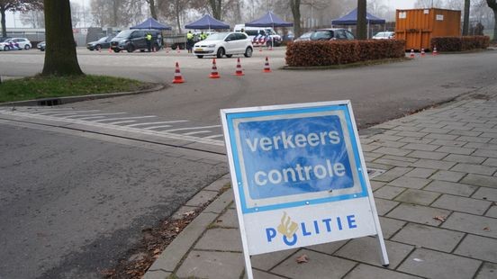Kenteken van karton en een niet werkende claxon: 16 bekeuringen tijdens verkeerscontrole in Venray