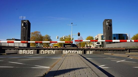 Binnenvaartschip ramt ophaalbrug: Stadsbrug Weert buiten gebruik