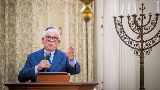 Wat betekent het als een honorair consul weigert op te stappen?