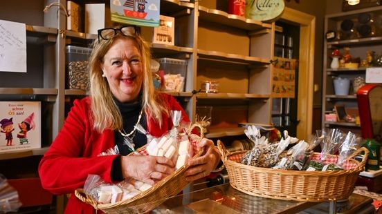 Marie-Anne sluit de deuren van haar authentieke snoepwinkel in Posterholt