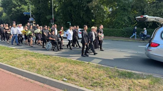 Grote opkomst en veel emotie bij uitvaart Joeweela