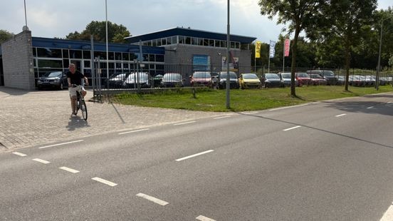 Autobedrijf in Venlo met keien bekogeld: tienduizenden euro's schade