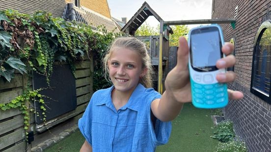 Weg met die smartphone: Jasmijn (11) kiest voor een simpele Nokia