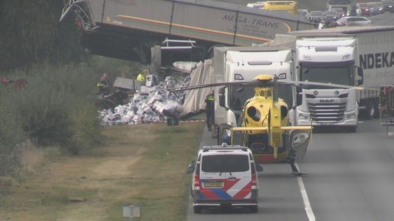 Dode bij ongeval met meerdere vrachtwagens op A73 bij afslag Belfeld