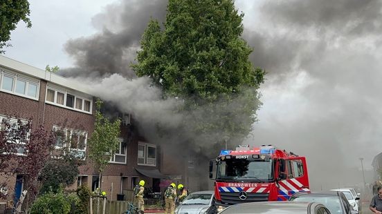 Veel rook bij brand in woning in Horst: acht huizen ontruimd