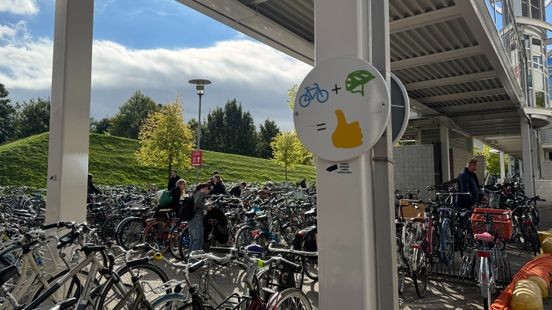 MUMC+ en Universiteit Maastricht promoten fietshelm met speciale verkeersborden