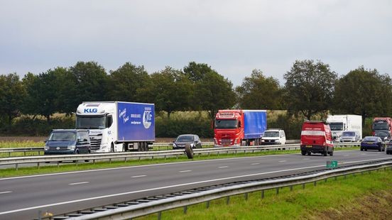 Vrachtwagenband stuitert over middenberm en raakt auto op A2