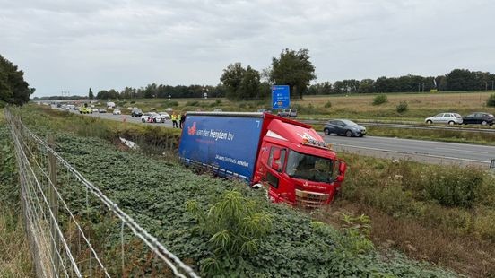 Vrachtwagen belandt in greppel naast A2: verkeer loopt vast