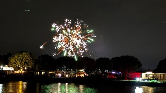 Het vaarseizoen is weer voorbij: Roermond neemt afscheid met een fraai verlichte vloot en vuurwerk