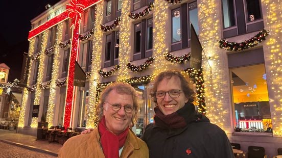 Familie Rieu ontsteekt mega kerstverlichting Hotel Derlon