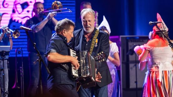 TERUGKIJKEN Rowwen Hèze bestaat 40 jaar, kijk hier naar het verjaardagsconcert