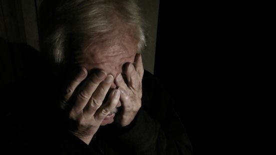 Man sloeg bejaarde ouders, trok bankrekening leeg en gaf hen geen eten: vader woog nog maar 48 kilo
