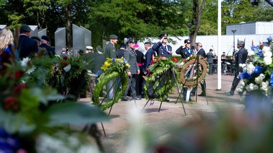 Herdenking bij Indië-monument Roermond: F-35’s brengen eerbetoon aan gesneuvelde militairen