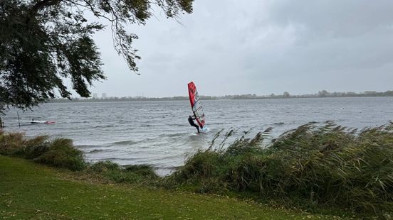 Windsurfers kunnen geluk niet op met storm Benjamin: 'Temperatuur zit ook nog eens mee'