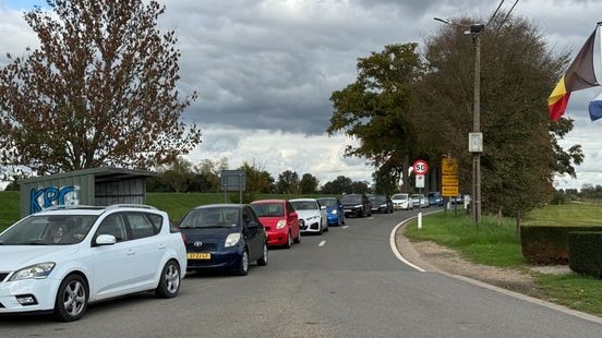 Topdrukte bij veerpontje; ‘Dit gaat zó traag. Ik heb honger en wil naar huis’