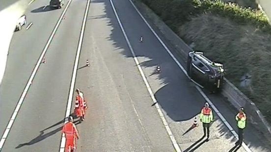 Auto belandt op zijkant: file inmiddels opgelost