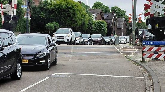 Roermond zet verkeersregelaars in om sluipverkeer in Leeuwen te voorkomen op Duitse feestdag