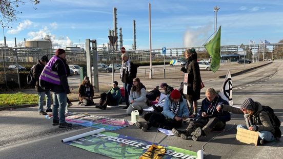 Extinction Rebellion blokkeert poort Chemelot: actievoerders aangehouden