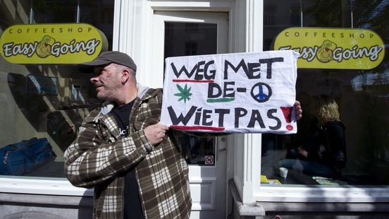 Na Maastricht wil ook Amsterdam buitenlandse drugstoeristen weren, maar is dat verstandig?