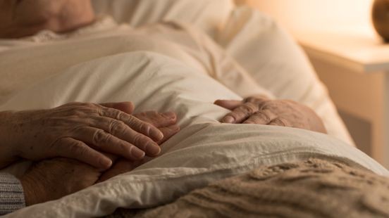 Zoon verdacht van poging tot verstikken ernstig zieke vader: ‘Overspoeld door emoties'