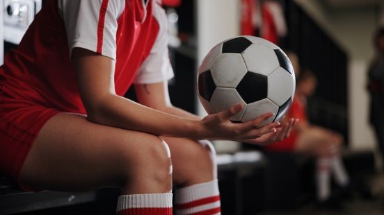 Voetbaltrainer filmde stiekem jonge meisjes in kleedkamer: 'Deed het voor de spanning'