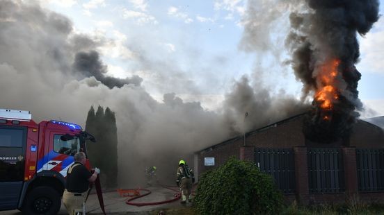 Brand in grote stal in Leunen onder controle, brandweer bezig met nablussen