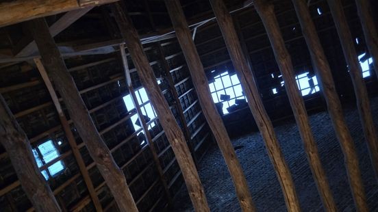 Dakpannen vliegen van het dak nadat vliegtuig Turkish Airlines laag overvliegt