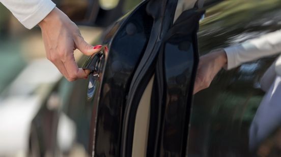 Hamza M. probeert vrouw in auto te verkrachten: mannen rennen over het spoor en grijpen in