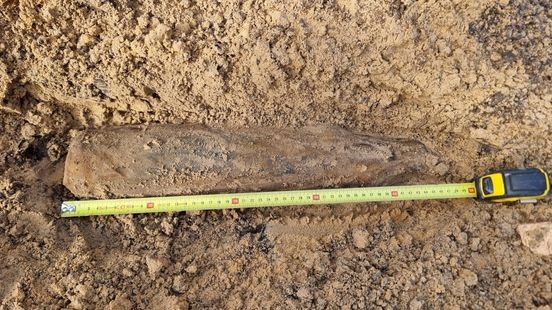 Inwoner Leunen vindt granaat tijdens graafwerkzaamheden oprit