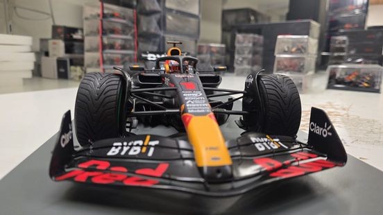 Miniatuurauto’s van Max Verstappen vliegen de deur uit