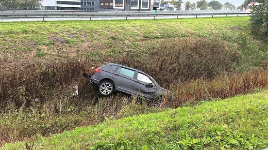 Auto vliegt over vangrail en belandt op talud bij Venray