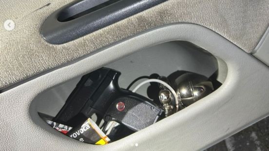 Marechaussee vindt wapens in auto langs A73: inzittenden opgepakt