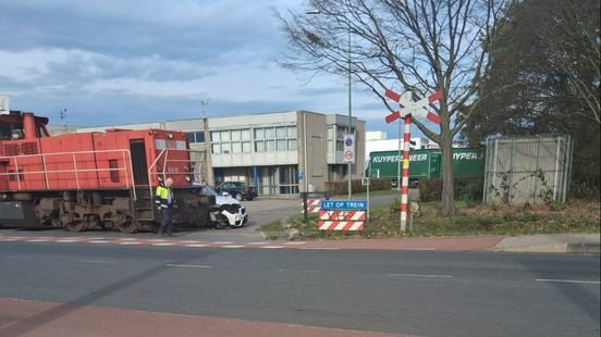 Flinke schade aan auto na botsing tegen goederentrein