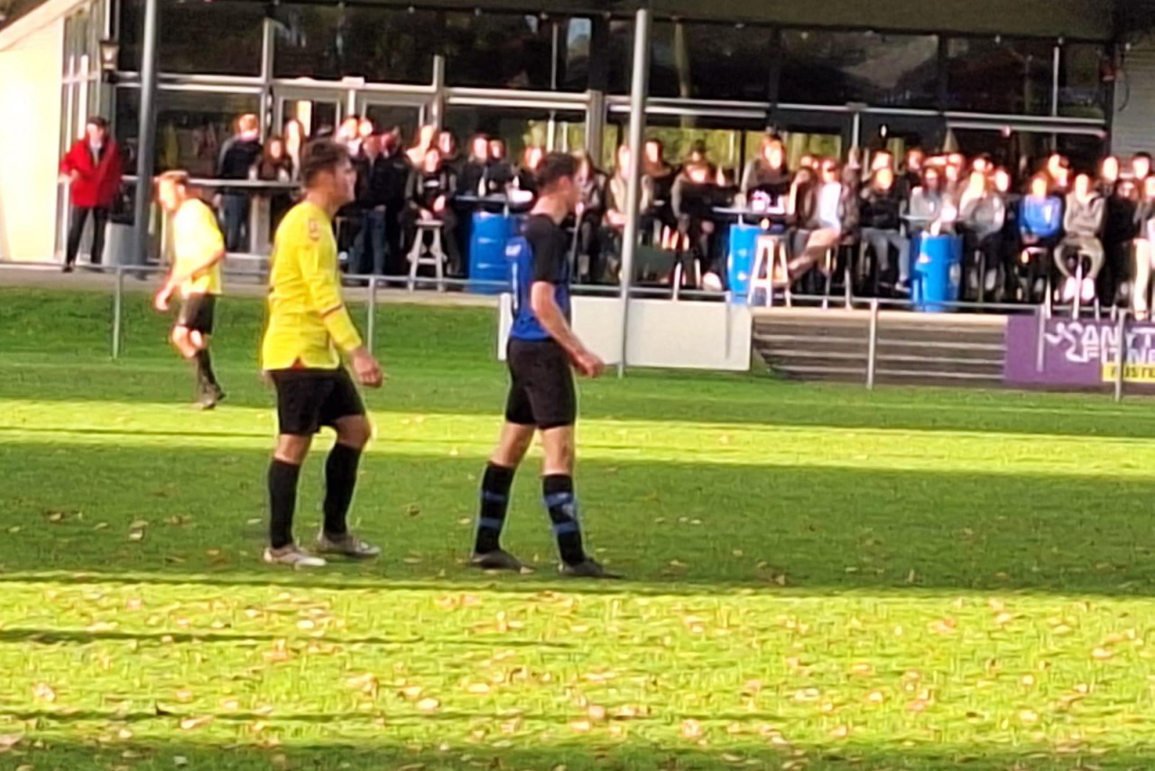 Niels van Oeteren schiet Haelen in blessuretijd naar zege tegen FC Roerdalen in Melick