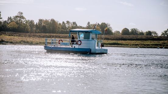 Weekenddienst voor pontje Grevenbicht door baggerwerk