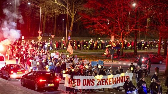 Lampionnenprotest bij ziekenhuis Zuyderland Heerlen met 700 mensen