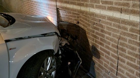 Auto botst tegen muur van supermarkt, bestuurder heeft geen rijbewijs