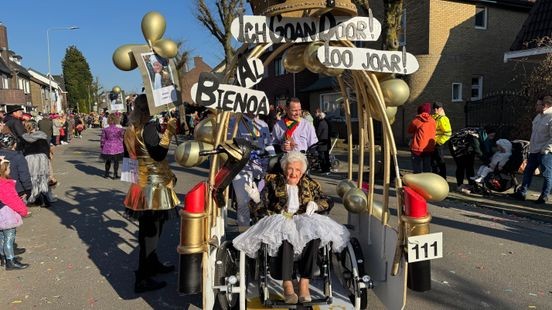 Prinses Corry (97) straalt in optocht: 'Carnaval is mijn levenselixer'