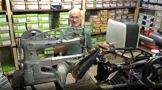 Video: Jan Wechseler (90) nog dagelijks druk als schoenmaker