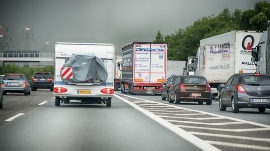 Mix van vakantie- en woon-werkverkeer veroorzaakt vrijdag drukte op Limburgse wegen