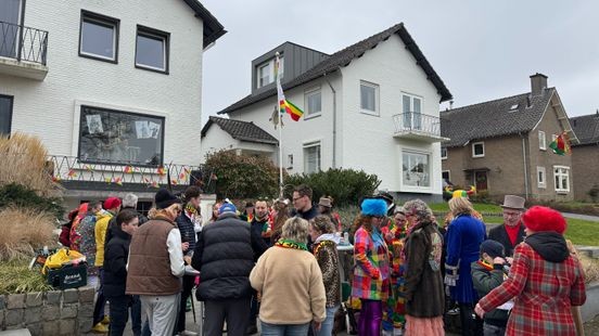 Carnaval op de oprit in Beek: vlag hijsen en prinses uitroepen