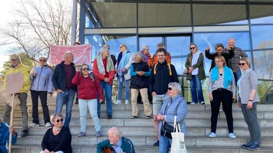 Ludieke protestactie bij Mosaqua: 'Hoop het begin van positieve tsunami'