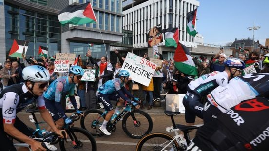 Renners Amstel Gold Race ongehinderd langs demonstratie Free Palestine Maastricht