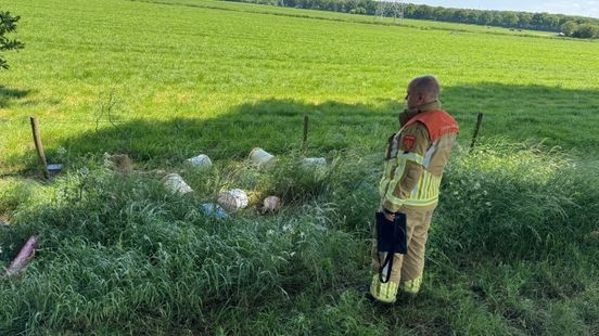 Tiental vaten gedumpt in grasveld Maria Hoop, vermoedelijk drugsafval