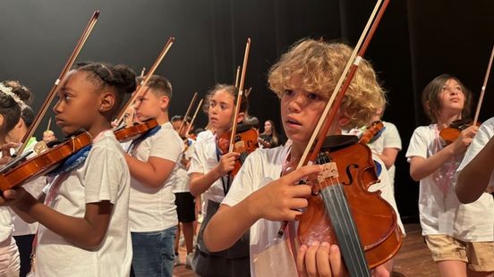 Maastrichtse scholieren geven vioolconcert met André Rieu en Emma Kok