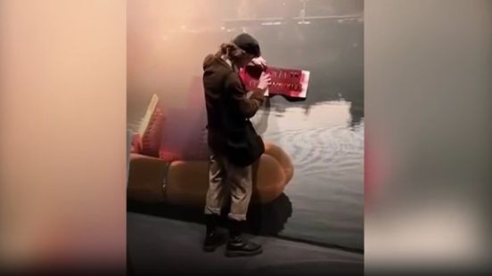 Protestactie met spuitverf tijdens TEFAF: actievoerder weggevoerd