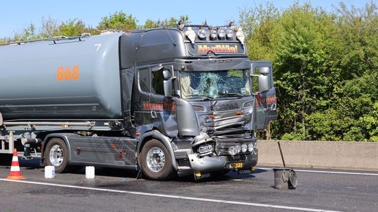 Ongeval met twee vrachtwagens zorgde voor flinke file op A67