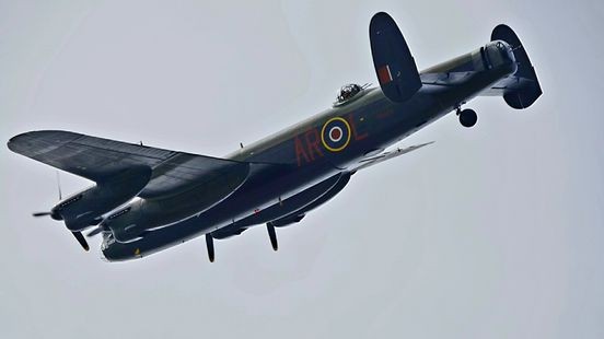 Britse Lancaster bommenwerper vliegt op 4 mei over Hunsel, Heythuysen en Kessel