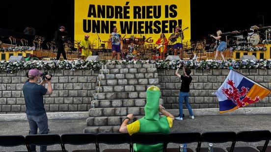 Clipopnames punkband op podium André Rieu: gitaren in plaats van violen