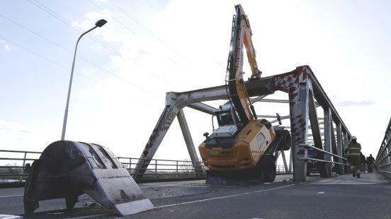 Maasbrug voorlopig hersteld na ongeluk met graafmachine